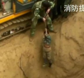 Συγκλονιστικό βίντεο: Λεπτό προς λεπτό η επιχείρηση διάσωσης 10χρονου που σφήνωσε σε σωλήνα πλάτους μόλις 40 εκατοστών!  - Κυρίως Φωτογραφία - Gallery - Video