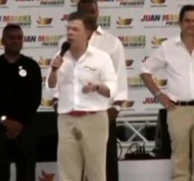 Μία απίστευτα ντροπιαστική στιγμή έζησε ο πρόεδρος της Κολομβίας - ''βράχηκε'' πάνω του ενώ μιλούσε δημόσια! (βίντεο) - Κυρίως Φωτογραφία - Gallery - Video