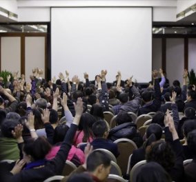Οργή των συγγενών των Κινέζων επιβατών του Boeing στην πρώτη τους συνάντηση με Μαλαισιανούς αξιωματούχους-Κάνουν λόγο για «συνωμοσία»  - Κυρίως Φωτογραφία - Gallery - Video