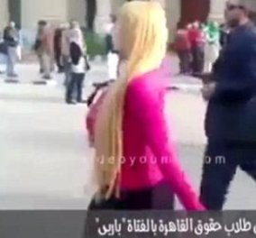 Απίστευτο - Τι γίνεται όταν μια ξανθιά κοπέλα περπατά στο πανεπιστήμιο του Καΐρου φορώντας ένα ροζ τοπ και ένα εφαρμοστό τζιν παντελόνι; (βίντεο) - Κυρίως Φωτογραφία - Gallery - Video