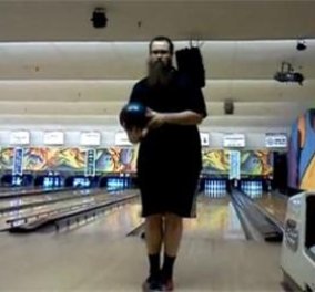 Απίστευτο βίντεο: Ο Andrew Cowen σπάει όλα τα ρεκόρ στο μπόουλινγκ - Ρίχνει με την πλάτη γυρισμένη στις κορίνες και κάνει strike! - Κυρίως Φωτογραφία - Gallery - Video