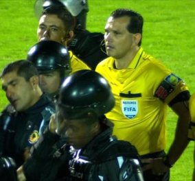 Εκουαδόρ: Ποδοσφαιριστές κατά διαιτητή, ΜΑΤ κατά ποδοσφαιριστών, για ένα πέναλτι (βίντεο) - Κυρίως Φωτογραφία - Gallery - Video