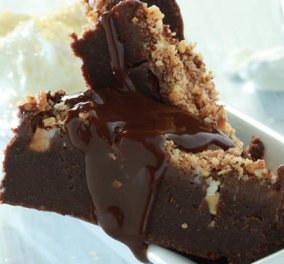 Brownies με κρέμα γιαουρτιού και γλάσο- Η απόλυτη σοκολατένια αμαρτία από την σεφ Ντίνα Νικολάου - Κυρίως Φωτογραφία - Gallery - Video