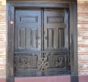 Γιατί είναι σφραγισμένη εδώ και 193 χρόνια η κεντρική πύλη του Πατριαρχείου; Όταν άφησαν άψυχο το κορμί του Πατριάρχη Γρηγορίου του Ε' ... - Κυρίως Φωτογραφία - Gallery - Video