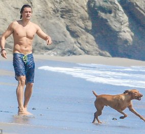 Oh my God ! Ο Ορλάντο Μπλουμ είναι τόσο ωραίος, «κόβει την ανάσα» καθώς τρέχει στην παραλία με τον σκύλο του και παίζει  (φωτο) - Κυρίως Φωτογραφία - Gallery - Video