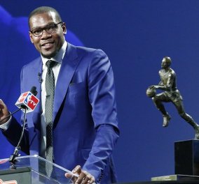 Το video της ημέρας : Πολύ συγκινημένος ο άσος του NBA Κέβιν Ντουράντ αφιερώνει το βραβείο του MVP στην μητέρα του που τον μεγάλωσε μόνη - Δάκρυα και από τους δυο  - Κυρίως Φωτογραφία - Gallery - Video