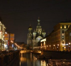 Νυχτερινή βόλτα στην Αγία Πετρούπολη-Η πρωτεύουσα της Ρωσικής Αυτοκρατορίας όπως δεν την έχετε δει ποτέ, λουσμένη στο φως με τα κανάλια και τις 24 γέφυρες που ανοίγουν λίγο μετά τα μεσάνυχτα (φωτό) - Κυρίως Φωτογραφία - Gallery - Video