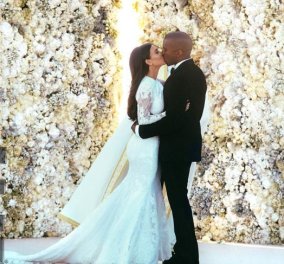 Επιτέλους! Οι πρώτες φωτογραφίες από τον γάμο-surreality της χρονιάς Κιμ Καρντάσιαν και Κάνι Γουέστ είναι εδώ μέσα στα τριαντάφυλλα της Φλωρεντίας!Η νύφη με τα διάσημα οπίσθια Givenchy couture (φωτό) - Κυρίως Φωτογραφία - Gallery - Video