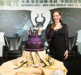 Γενέθλια στην Σαγκάη για την πανέμορφη Αντζελίνα Τζολί που έγινε 39 και το γιόρτασε με τούρτα αλά Maleficent, την κακιά μάγισσα που υποδύεται στη νέα της ταινία (φωτό) - Κυρίως Φωτογραφία - Gallery - Video