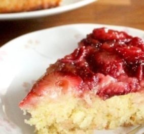 Ώρα για γλυκάκι: Κέικ με λεμόνι και φράουλες από τον Άκη Πετρετζίκη που για μια ακόμη φορά «ζωγραφίζει» στην κουζίνα - Κυρίως Φωτογραφία - Gallery - Video