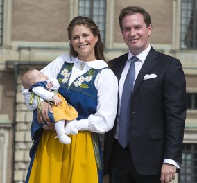 Ντυμένη με παραδοσιακή φορεσιά και κρατώντας αγκαλιά το μόλις 4 μηνών βασιλικό μωρό της, η πριγκίπισσα της Σουηδίας Μαντλέν σκόρπισε χαμόγελα για την Εθνική εορτή της χώρας (φωτό) - Κυρίως Φωτογραφία - Gallery - Video