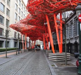 Mόνο στο Eirinika: Στιγμές μιάς πόλης - Βρυξέλλες, Rue Louvain, η έκρηξη της αισθητικής έχει χρώμα πορτοκαλί σε αυτό το υπέροχο ξύλινο γλυπτό που φωτίζει το μόνιμο γκρίζο της πόλης! (φωτό)  - Κυρίως Φωτογραφία - Gallery - Video