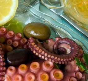 Μεσογειακό χταπoδάκι στιφάδο με ελιές από τον ταλαντούχο σεφ Άκη Πετρετζίκη - Γεύσεις καλοκαιριού, μυρωδιά Ελλάδας! - Κυρίως Φωτογραφία - Gallery - Video