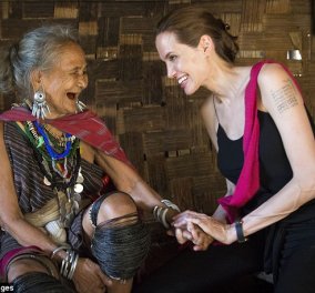 Είναι φωτογραφία της ημέρας με πολλά μηνύματα: Η Αντζελίνα Τζολί σε τεράστια χαμόγελα πιάνει το χέρι μιας υπέροχα ντυμένης 75χρονης γιαγιάς σε καταυλισμό προσφύγων στην Ταϊλάνδη!   - Κυρίως Φωτογραφία - Gallery - Video