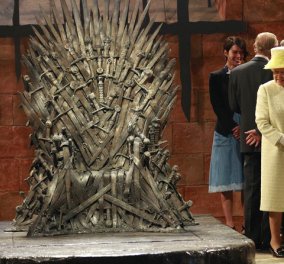 Αλήθεια: Η ίδια η βασίλισσα της Αγγλίας «guest star» στο Game of Thrones-Μαζί με τον σύζυγό της επισκέφτηκαν ως fans τον χώρο των γυρισμάτων στο Μπέλφαστ (φωτό)