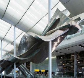 10+1 έργα τέχνης σε αεροδρόμια: Πραγματικά κομψοτεχνήματα που μετατρέπουν τις αίθουσες αναχωρήσεων σε εντυπωσιακές γκαλερί (φωτό)