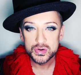 Στη Μύκονο βρίσκεται ο Boy George που έκανε τον DJ σε κλαμπ και ο φακός τον συνέλαβε βαμμένο, καλοχτενισμένο, καλοντυμένο, μεγαλωμένο‏! (φωτό)  - Κυρίως Φωτογραφία - Gallery - Video