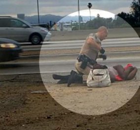 Σοκ από τον ξυλοδαρμό γυναίκας από έναν αστυνομικό στις ΗΠΑ-Την χτύπησε με 12 γροθιές στο πρόσωπο! (βίντεο)