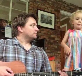 Smile: Δεν έχετε δει πιο τρυφερό βίντεο - Μπαμπάς τραγουδάει με την 4χρονη κόρη του και κάνουν τον γύρο του διαδικτύου! - Κυρίως Φωτογραφία - Gallery - Video
