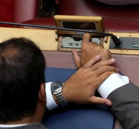Ναι, είναι αλήθεια: Έφτασε και στη Βουλή η τεχνολογία κι οι βουλευτές ψηφίζουν πλέον ηλεκτρονικά με κουμπάκια και όχι με κάλπες (φωτό)