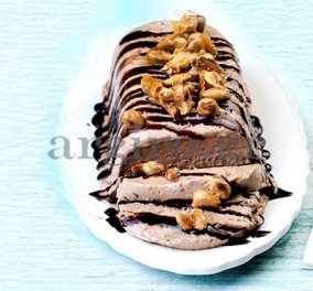 Ώρα για παγωτάκι: Σεμιφρέντο με χαλβά, καραμελωμένα αμύγδαλα και σοκολάτα μας φτιάχνει η Αργυρώ Μπαρμπαρίγου