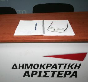 Απ’ τη Δεήτσα στη Δημαρήτσα-«Ο τελευταίος παρακαλώ να κλείσει την πόρτα αλλά να ρίξει μια ματιά στην αίθουσα μπας και ξεχάστηκε ο κυρ Φώτης και μιλάει ακόμη»-Το καυστικό άρθρο του Τάκη Θεοδωρόπουλου  - Κυρίως Φωτογραφία - Gallery - Video