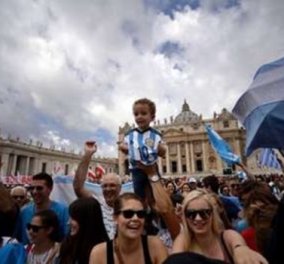 Το Βατικανό στα χρώματα της Αργεντινής! Δείτε φωτογραφία από την πλατεία του Αγίου Πέτρου, όπου χιλιάδες προσεύχονται και ζητούν την ευλογία του Αργεντινού Πάπα! (φωτο) - Κυρίως Φωτογραφία - Gallery - Video