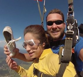 Το βίντεο της ημέρας: μια γυναίκα κάνει skydiving και καθώς πέφτει από το αεροπλάνο με τον εκπαιδευτή της πιάνει στον αέρα το παπούτσι της που γλιστράει από το πόδι της!!!  - Κυρίως Φωτογραφία - Gallery - Video