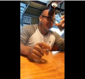 Τρελό smile: Αυτός ο τύπος ρίχνει την μπύρα στο ποτήρι του αφού την σφηνώνει πάνω στο μέτωπο του προκαλώντας θαυμασμό και γέλια! Δείτε τον! (βίντεο)  - Κυρίως Φωτογραφία - Gallery - Video