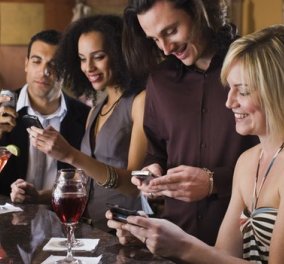 Εκπληκτική έρευνα: Διαβάστε πως τα smartphone καταστρέφουν τον τζίρο των εστιατορίων-Οι πελάτες αντί να παραγγείλουν και να φάνε φωτογραφίζονται μεταξύ τους και καθυστερούν τους σερβιτόρους! - Κυρίως Φωτογραφία - Gallery - Video