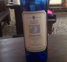 Έχετε δει το υπέροχο μπλε μπουκάλι στο κρασί "Σαντορίνη" της οινοποιίας Γαβαλά; Κιτρινόχρυσος λευκός ξηρός με αρώματα αχλαδιού, λεμονιού και άγουρου ανανά - Πολύ Αιγαιοπελαγίτικη φινέτσα! (φώτο) - Κυρίως Φωτογραφία - Gallery - Video