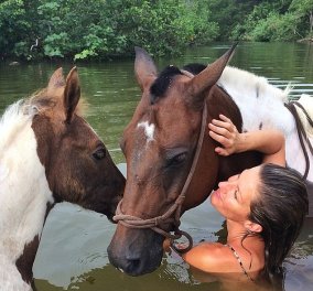 Η φύση έπλασε τη Ζιζέλ: Στην πιο ωραία φωτό εκτός πασαρέλας παίζει με δύο άλογα μέσα σε ένα ποτάμι της εξωτικής Κόστα Ρίκα! - Κυρίως Φωτογραφία - Gallery - Video