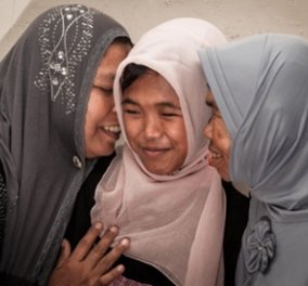 Story of the day: Οικογένεια από την Ινδονησία βρήκε την αγνοούμενη από το τσουνάμι κόρη της 10 χρόνια μετά! (φωτό & βίντεο) - Κυρίως Φωτογραφία - Gallery - Video