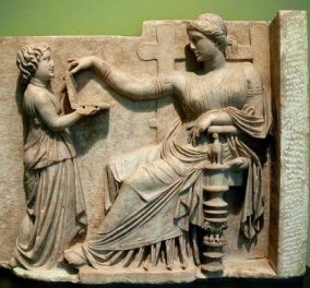 Δεν θα πιστεύετε στα μάτια σας: Αρχαίο ελληνικό γλυπτό απεικονίζει γυναίκα να κοιτά ένα... λαπτοπ! Έχει ακόμα και τις υποδοχές των usb! (φωτό & βίντεο) - Κυρίως Φωτογραφία - Gallery - Video