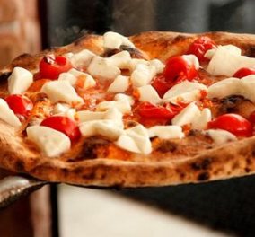 Mια αυθεντική ιταλική πίτσα μας ετοιμάζει ο Άκης Πετρετζίκης σε μόλις 30' για να μην μείνει ούτε ένα κομμάτι στην πιατέλα! - Κυρίως Φωτογραφία - Gallery - Video