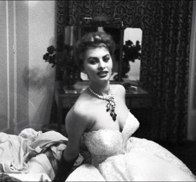 Ένα συναρπαστικό σπανιότατο φωτο-αφιέρωμα στην ωραιότερη γυναίκα του 20ου αιώνα, την Σοφία Λόρεν που γίνεται 80 ετών!Και τι δεν κάνει στον φακό:Χορεύει, προβάρει ρούχα, φοράει 168 διαμάντια σε 1 κολιέ - Κυρίως Φωτογραφία - Gallery - Video