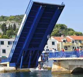 58χρονη ήθελε να περάσει τη γέφυρα πάση θυσία και το έκανε…«πετώντας» με το αυτοκίνητο της! (βίντεο) - Κυρίως Φωτογραφία - Gallery - Video