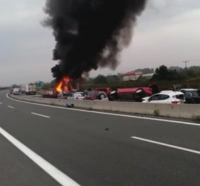 Εγνατία: ανατριχίλα σε πιάνει με το πρώτο βίντεο που ήρθε στη δημοσιότητα από το χθεσινό πολύνεκρο δυστύχημα - φωτιές, εγκλωβισμένοι και πόνος στην άσφαλτο   - Κυρίως Φωτογραφία - Gallery - Video