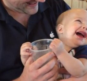 O μπόμπιρας που λατρεύει να δροσίζεται! Δείτε τις απίστευτες αντιδράσεις ενός αξιαγάπητου & χαμογελαστού πιτσιρικά όσο πίνει ένα ποτήρι νερό! (βίντεο) - Κυρίως Φωτογραφία - Gallery - Video