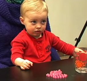 15 μηνών μωρό σταματάει να παίζει όταν ακούει φωνές! Και όμως.. η ψυχολογία του παιδιού σας αλλάζει όταν τα ντεσιμπέλ... ανεβαίνουν! Δείτε το μοναδικό βίντεο 