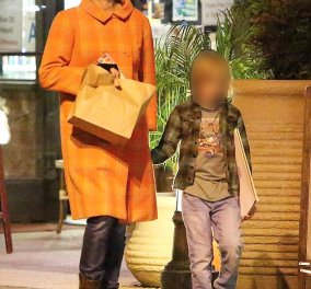 Σε τίποτε δεν θύμιζε με κακόγουστο πορτοκαλί παλτό την Pretty Woman, η 47χρονη Julia Roberts στη βόλτα με τα παιδάκια της και τον κάμεραμαν σύζυγό της (φωτό) - Κυρίως Φωτογραφία - Gallery - Video