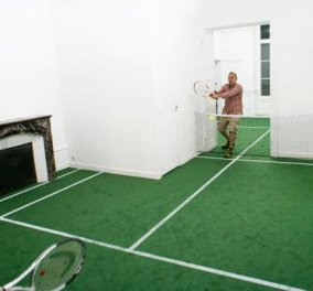 Είναι τρελός αυτός ο Γάλλος: Μετέτρεψε το διαμέρισμα του σε γήπεδο τέννις - Τα μπαλάκια βρίσκουν θέση στο... τζάκι του living room! (φωτό) - Κυρίως Φωτογραφία - Gallery - Video