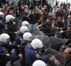 Στον Εισαγγελέα οι 35 του ΠΑΜΕ για τη κατάληψη στο Υπ. Εργασίας - Πορεία διαμαρτυρίας ΠΑΜΕ έξω από τα δικαστήρια‏ - Κυρίως Φωτογραφία - Gallery - Video