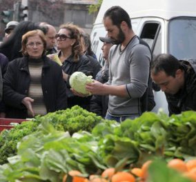 Ατελείωτες ουρές για δωρεάν φρούτα-λαχανικά έξω από το Υπουργείο Αγροτικής Ανάπτυξης - Κυρίως Φωτογραφία - Gallery - Video