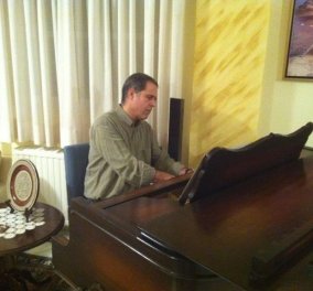 O...άγνωστος Τζήμερος Ιδρυτής της ''ΔΗΜΙΟΥΡΓΙΑ ΞΑΝΑ'' παίζει πιάνο! 