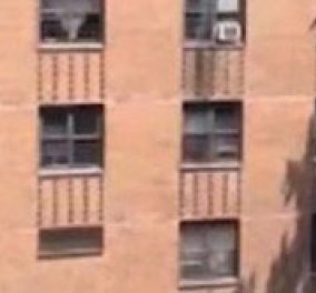 Ένας περαστικός έσωσε ένα κοριτσάκι που έπεσε από τον 3ο όροφο: Βίντεο που κόβει την ανάσα - Κυρίως Φωτογραφία - Gallery - Video