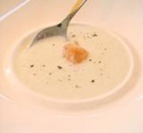 Κρύα σούπα με αγγούρι και κομματάκια σολομού - Ιδανική για τα γεύματα του καύσωνα