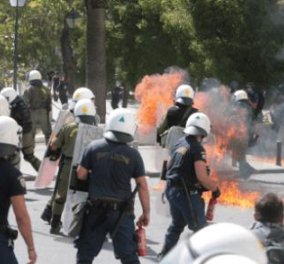 Μολότοφ και χειροβομβίδες στο Σύνταγμα! - Κυρίως Φωτογραφία - Gallery - Video