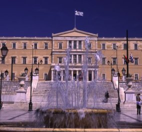 Οι μισοί Ελληνες δεν εμπιστεύονται καθόλου το πολιτικό σύστημα - Μόλις 1,4% δηλώνει ικανοποιημένο σύμφωνα με την ΕΛΣΤΑΤ