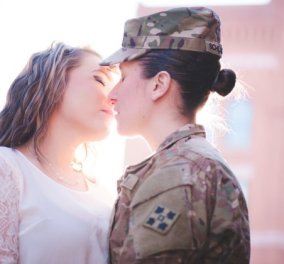 Love Story: oι δύο στρατιωτίνες έδωσαν καυτά φιλιά και τυλίχθηκαν με την Αμερικάνικη σημαία, όταν η μία επέστρεψε από το Αφγανιστάν! (φωτό)
